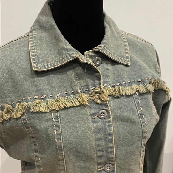 Embroidered Denim button up western style shirt - Picture 4 of 5